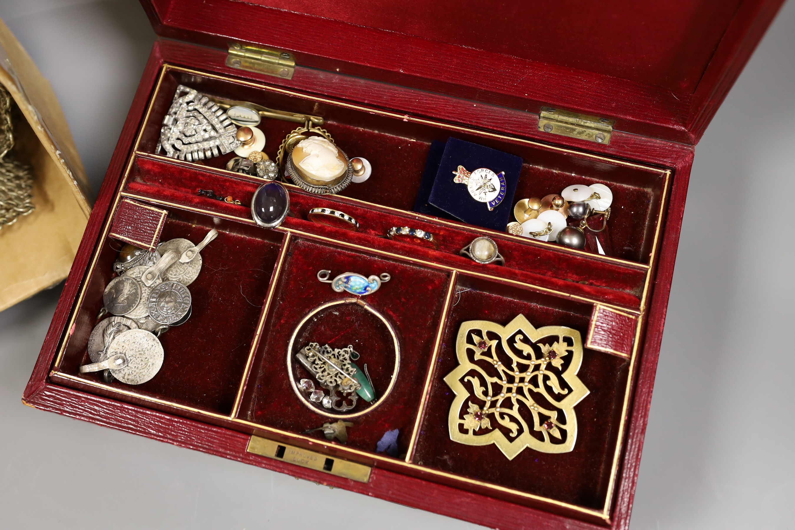 A quantity of assorted mainly costume jewellery.